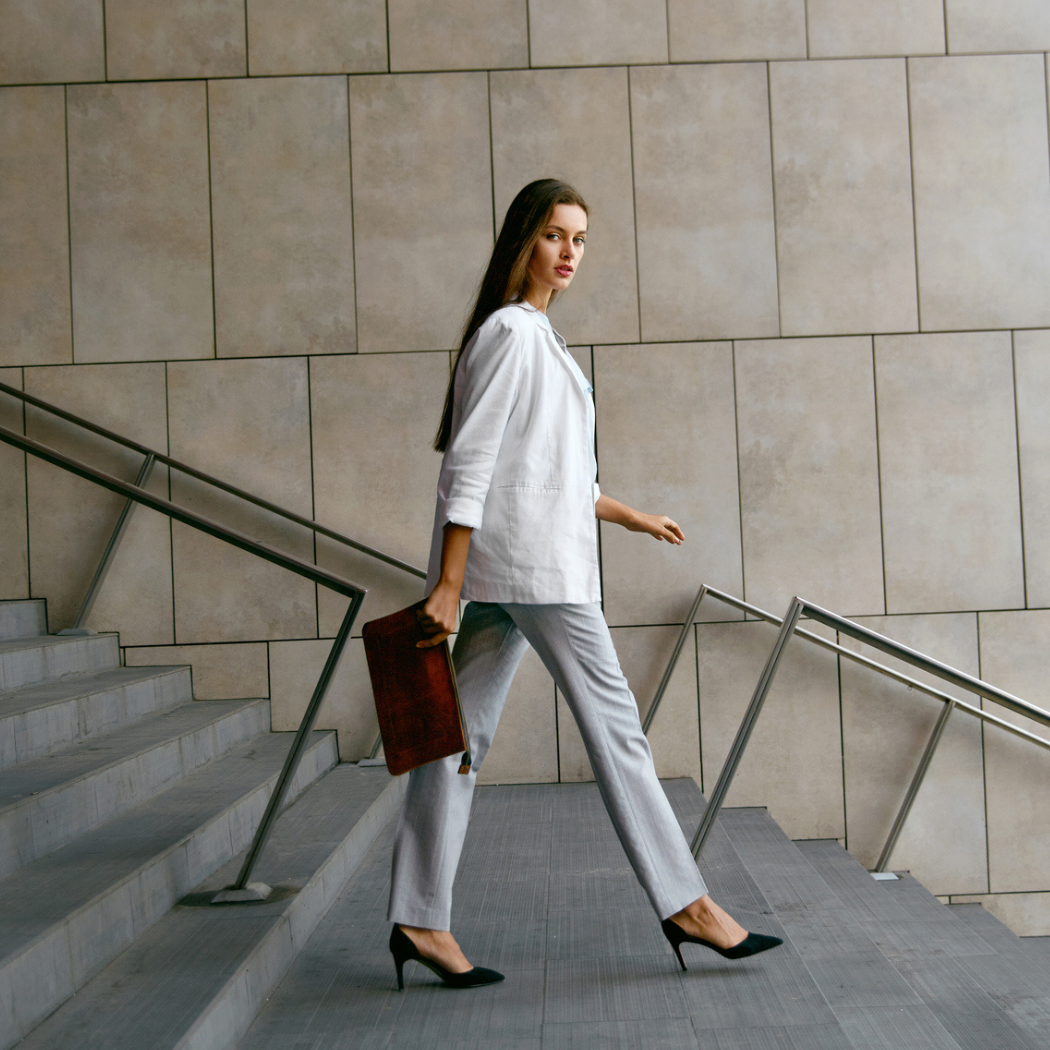 „Office core”, czyli trend, który zdominuje wiosnę 2024. Jak ubierać się w biurowym stylu?